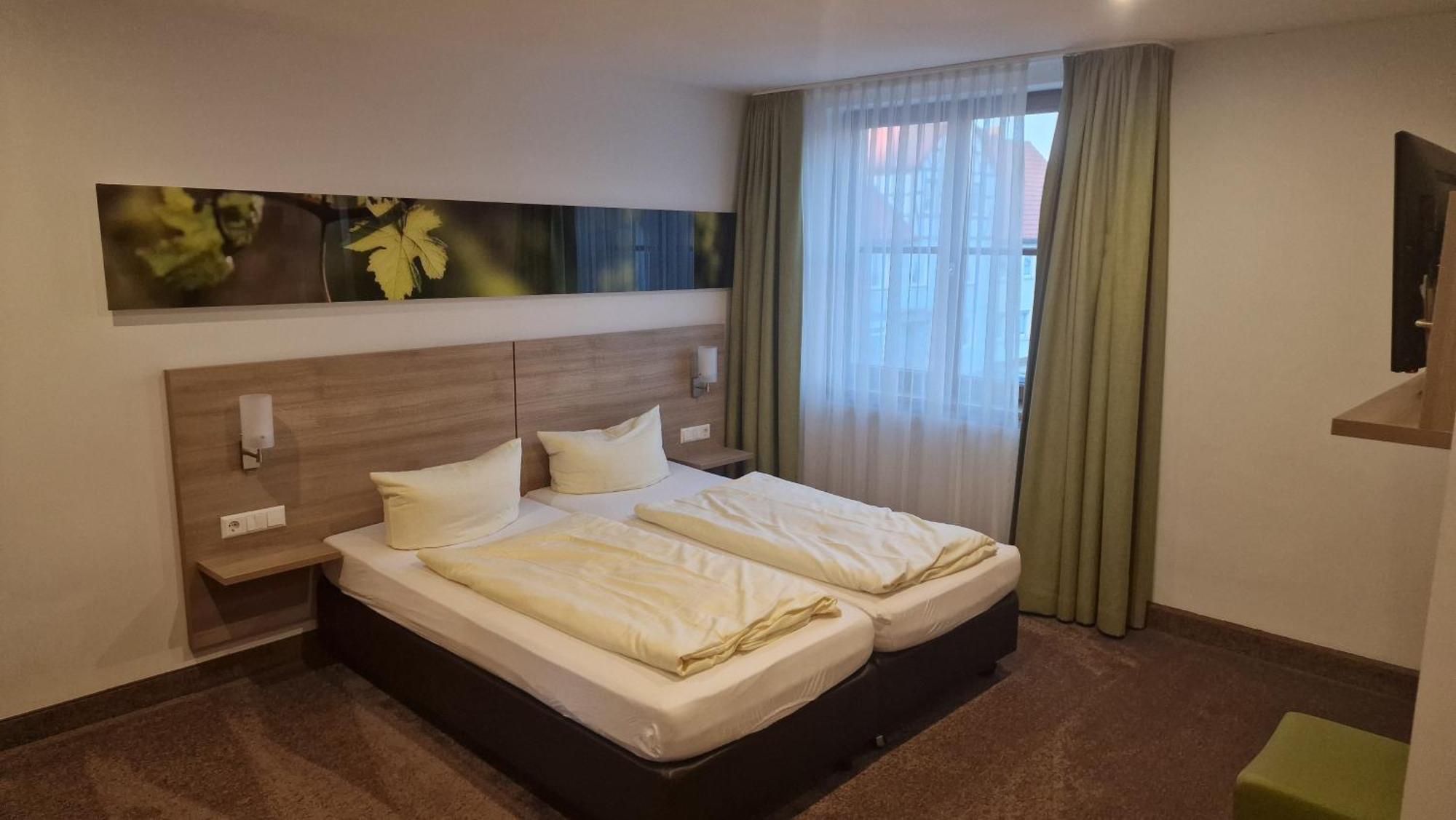 Schwarzer Adler - Hotel Garni Ipsheim Zewnętrze zdjęcie
