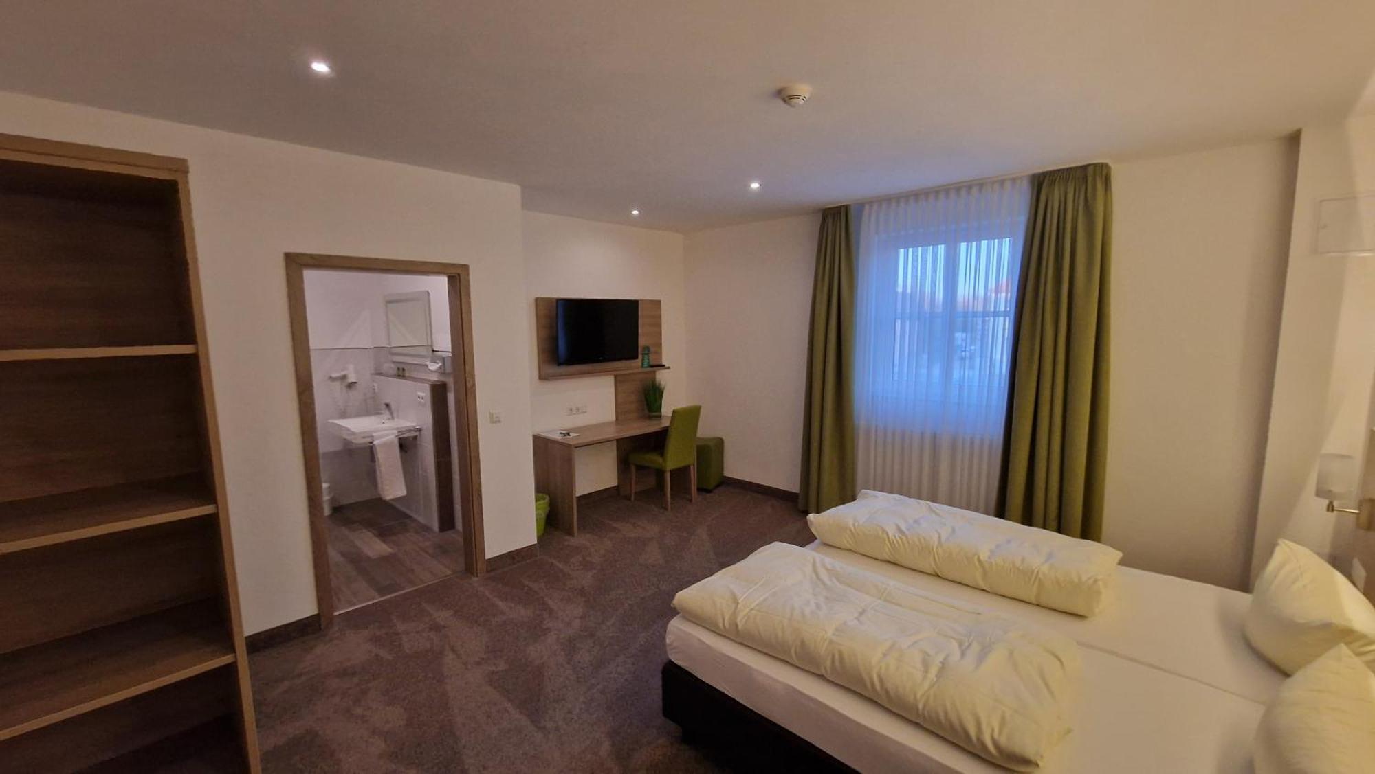 Schwarzer Adler - Hotel Garni Ipsheim Zewnętrze zdjęcie