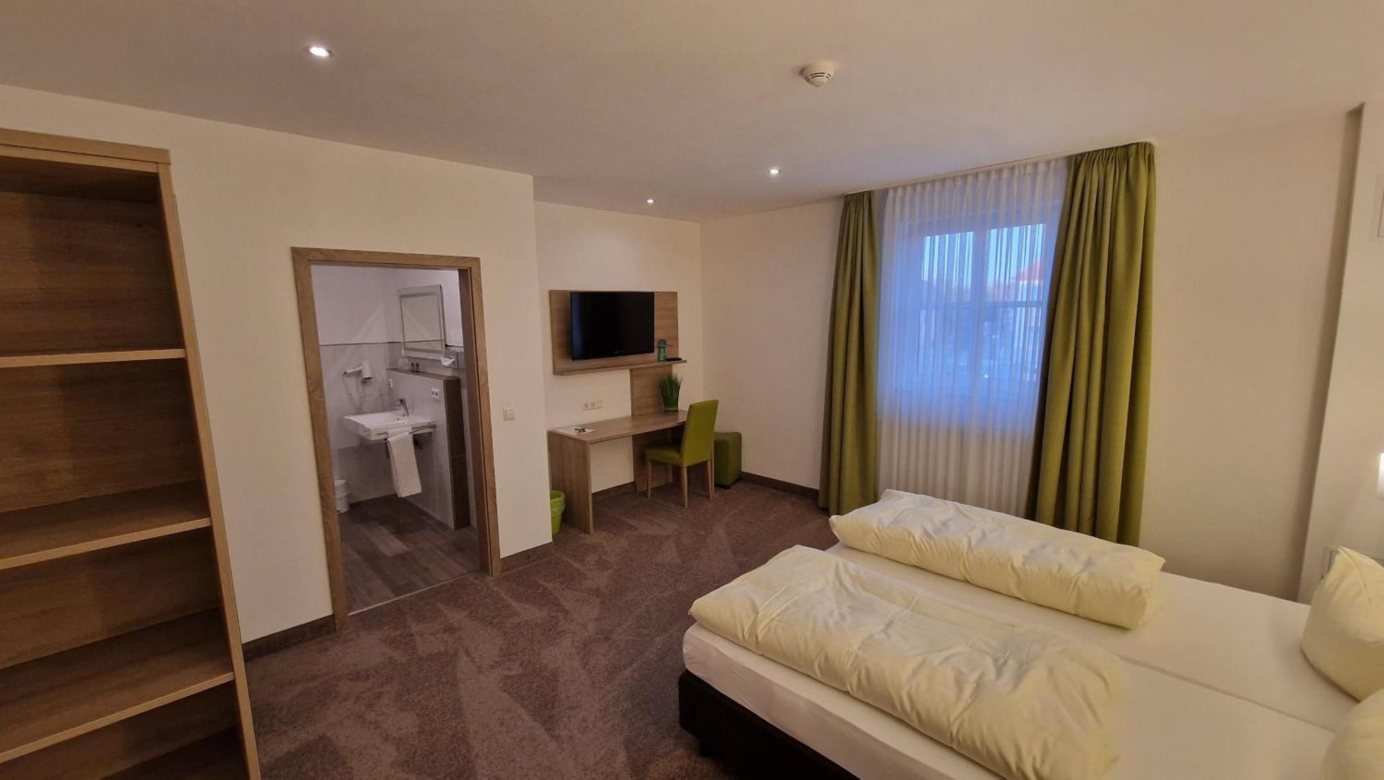 Schwarzer Adler - Hotel Garni Ipsheim Zewnętrze zdjęcie
