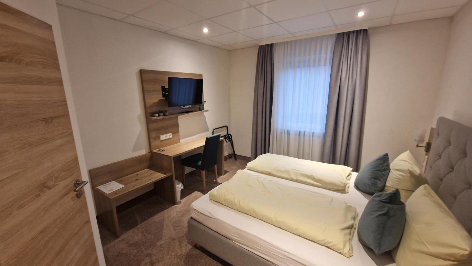 Schwarzer Adler - Hotel Garni Ipsheim Zewnętrze zdjęcie