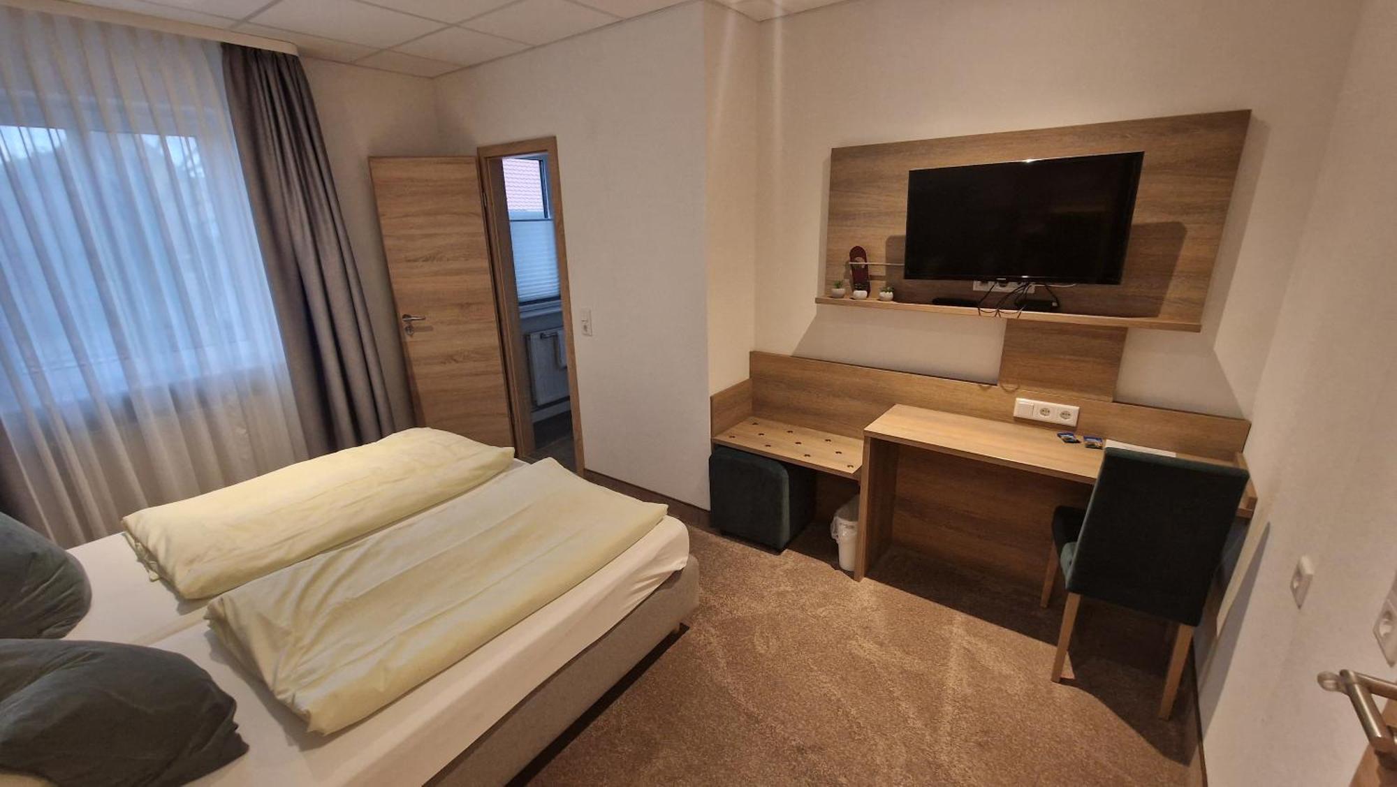 Schwarzer Adler - Hotel Garni Ipsheim Zewnętrze zdjęcie
